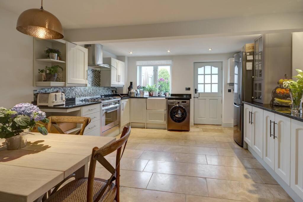 Historic Cotswold Chic Style For Uk Staycation Буртон-он-те-Уотер Экстерьер фото